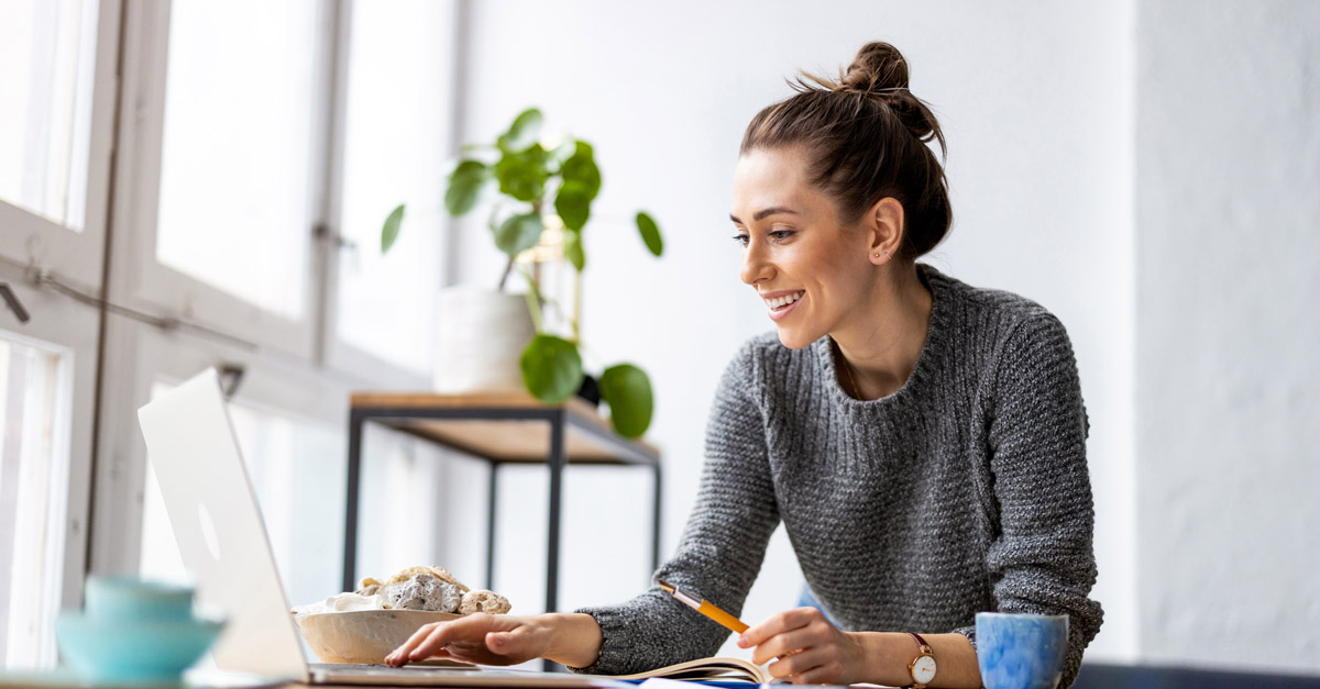 null lady-looking-at-laptop